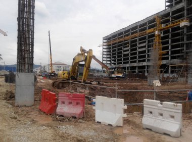 Kuala Lumpur, Malezya-16 Şubat 2017: kazı ve tarak makine ve diğer ağır inşaat makine inşaat alanındaki kullanarak zemin tesviye çalışmaları.   