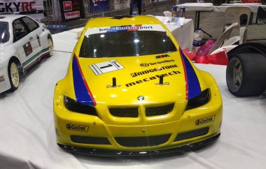 Kuala Lumpur, Malezya -6 Ekim 2018: Uzaktan kumandalı araç sahibi tarafından özelleştirilmiş. Uzaktan kumandalı araba yarışı turnuvasına katılmaya hazır.  