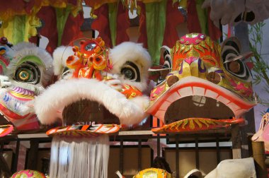 Kuala Lumpur, Malezya-26 Ocak 2018: rafa görüntülenen Çin geleneği aslan maskesi veya aslan kafa. Bu aslan dans Çin yeni yıl Festival süresince gerçekleştirilen için kullanılır.   