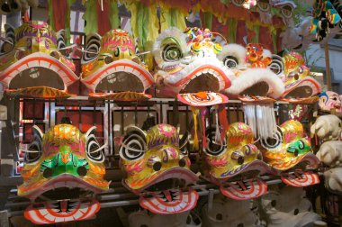 Kuala Lumpur, Malezya-26 Ocak 2018: rafa görüntülenen Çin geleneği aslan maskesi veya aslan kafa. Bu aslan dans Çin yeni yıl Festival süresince gerçekleştirilen için kullanılır.   