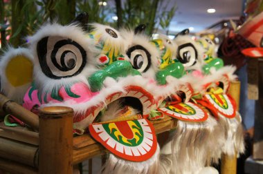 Kuala Lumpur, Malezya-26 Ocak 2018: rafa görüntülenen Çin geleneği aslan maskesi veya aslan kafa. Bu aslan dans Çin yeni yıl Festival süresince gerçekleştirilen için kullanılır.   