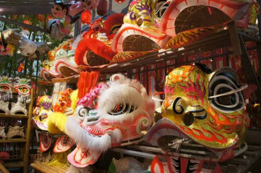 Kuala Lumpur, Malezya-26 Ocak 2018: rafa görüntülenen Çin geleneği aslan maskesi veya aslan kafa. Bu aslan dans Çin yeni yıl Festival süresince gerçekleştirilen için kullanılır.   