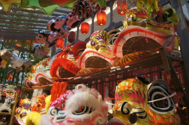 Kuala Lumpur, Malezya-26 Ocak 2018: rafa görüntülenen Çin geleneği aslan maskesi veya aslan kafa. Bu aslan dans Çin yeni yıl Festival süresince gerçekleştirilen için kullanılır.   