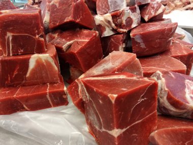 Dondurulmuş et küpleri ve dilimler kesilmiş ve masaya eritmek için izin verdi. Görüntü Satılık süpermarket. 