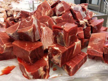 Dondurulmuş et küpleri ve dilimler kesilmiş ve masaya eritmek için izin verdi. Görüntü Satılık süpermarket. 