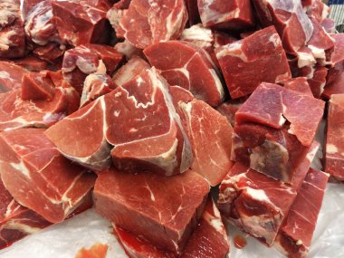 Dondurulmuş et küpleri ve dilimler kesilmiş ve masaya eritmek için izin verdi. Görüntü Satılık süpermarket. 