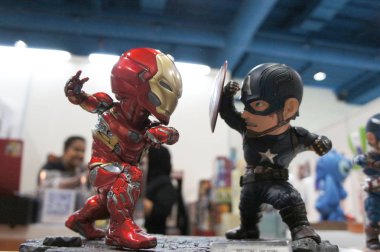 Kuala Lumpur, Malezya-6 Ocak 2019: seçili birbirleriyle mücadele Iron Man Marvel çizgi roman ve film Iron Man ve Captain America karakter aksiyon figürü üzerinde duruldu. Halk için toplayıcı tarafından görüntülenen. 