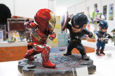 Kuala Lumpur, Malezya-6 Ocak 2019: seçili birbirleriyle mücadele Iron Man Marvel çizgi roman ve film Iron Man ve Captain America karakter aksiyon figürü üzerinde duruldu. Halk için toplayıcı tarafından görüntülenen. 