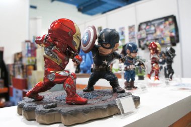 Kuala Lumpur, Malezya-6 Ocak 2019: seçili birbirleriyle mücadele Iron Man Marvel çizgi roman ve film Iron Man ve Captain America karakter aksiyon figürü üzerinde duruldu. Halk için toplayıcı tarafından görüntülenen. 