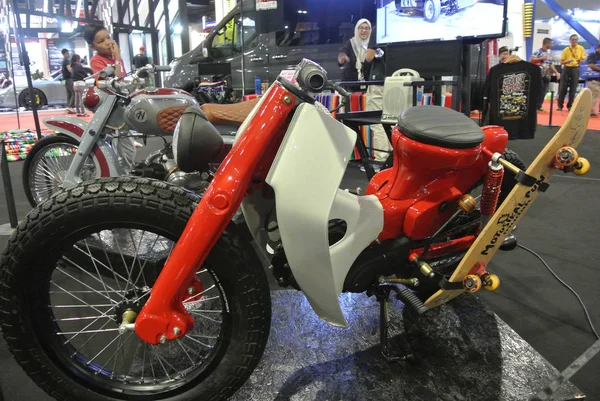 クアラルンプール マレーシア 2018 カスタムメイドのオートバイを表示します モデルは 古い商業バイクに基づいています 新しいコンセプトとテーマに所有者が創造的な変更 — ストック写真