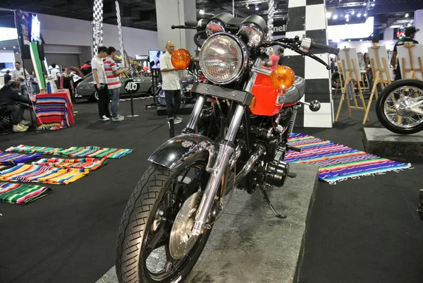 クアラルンプール マレーシア 2018 カスタムメイドのオートバイを表示します モデルは 古い商業バイクに基づいています 新しいコンセプトとテーマに所有者が創造的な変更 — ストック写真