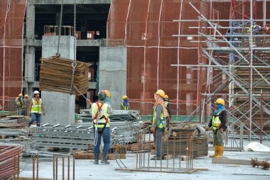 Kuala Lumpur, Malezya-15 Mayıs 2018: inşaat işçileri Malezya İnşaat sahasında gündüz çalışıyor. Onlar kaza önlemek için uygun güvenlik dişli giymek için gerekli olan. 