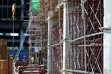 Kuala Lumpur, Malezya-15 Mayıs 2018: inşaat işçileri Malezya İnşaat sahasında gündüz çalışıyor. Onlar kaza önlemek için uygun güvenlik dişli giymek için gerekli olan. 