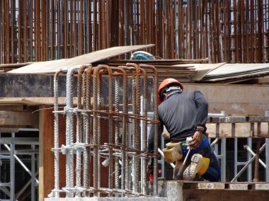 Kuala Lumpur, Malezya-15 Mayıs 2018: inşaat işçileri Malezya İnşaat sahasında gündüz çalışıyor. Onlar kaza önlemek için uygun güvenlik dişli giymek için gerekli olan. 