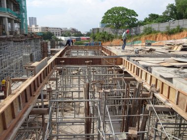 Kuala Lumpur, Malezya-15 Mayıs 2018: inşaat işçileri Malezya İnşaat sahasında gündüz çalışıyor. Onlar kaza önlemek için uygun güvenlik dişli giymek için gerekli olan. 