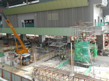 Kuala Lumpur, Malezya-15 Mayıs 2018: inşaat işçileri Malezya İnşaat sahasında gündüz çalışıyor. Onlar kaza önlemek için uygun güvenlik dişli giymek için gerekli olan. 