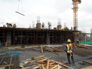 Kuala Lumpur, Malezya-15 Mayıs 2018: inşaat işçileri Malezya İnşaat sahasında gündüz çalışıyor. Onlar kaza önlemek için uygun güvenlik dişli giymek için gerekli olan. 