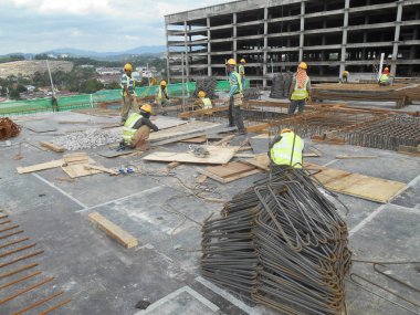 Kuala Lumpur, Malezya-15 Mayıs 2018: inşaat işçileri Malezya İnşaat sahasında gündüz çalışıyor. Onlar kaza önlemek için uygun güvenlik dişli giymek için gerekli olan. 