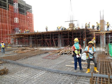 Kuala Lumpur, Malezya-15 Mayıs 2018: inşaat işçileri Malezya İnşaat sahasında gündüz çalışıyor. Onlar kaza önlemek için uygun güvenlik dişli giymek için gerekli olan. 