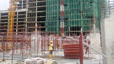 Kuala Lumpur, Malezya-15 Mayıs 2018: inşaat işçileri Malezya İnşaat sahasında gündüz çalışıyor. Onlar kaza önlemek için uygun güvenlik dişli giymek için gerekli olan. 