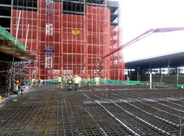 Kuala Lumpur, Malezya-15 Mayıs 2018: inşaat işçileri Malezya İnşaat sahasında gündüz çalışıyor. Onlar kaza önlemek için uygun güvenlik dişli giymek için gerekli olan. 