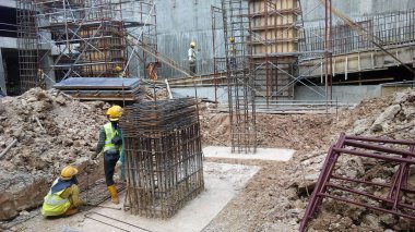 Kuala Lumpur, Malezya-15 Mayıs 2018: inşaat işçileri Malezya İnşaat sahasında gündüz çalışıyor. Onlar kaza önlemek için uygun güvenlik dişli giymek için gerekli olan. 