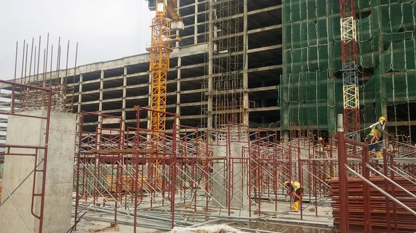 クアラルンプール マレーシア 2018 昼間の間にマレーシアの建設現場で働く建設労働者 事故を避けるために適切な安全装置を着用する必要があります — ストック写真