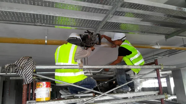 马来西亚吉隆坡 2018年5月15日 白天在马来西亚建筑工地工作的建筑工人 他们必须穿上适当的安全装备 以避免发生事故 — 图库照片