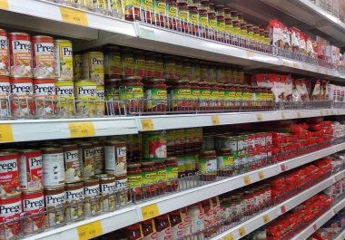 Kuala Lumpur, Malezya-04 Mart 2018: işlenmiş can gıda düzenlenmiş bir süpermarket ardından raf, türleri ve markalar. 