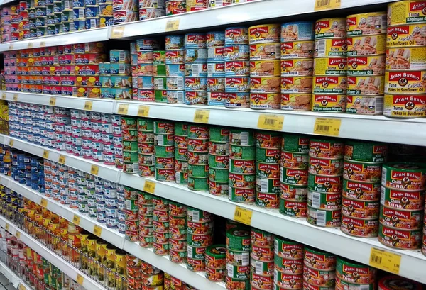 Kuala Lumpur, Malezya-04 Mart 2018: işlenmiş can gıda düzenlenmiş bir süpermarket ardından raf, türleri ve markalar. 