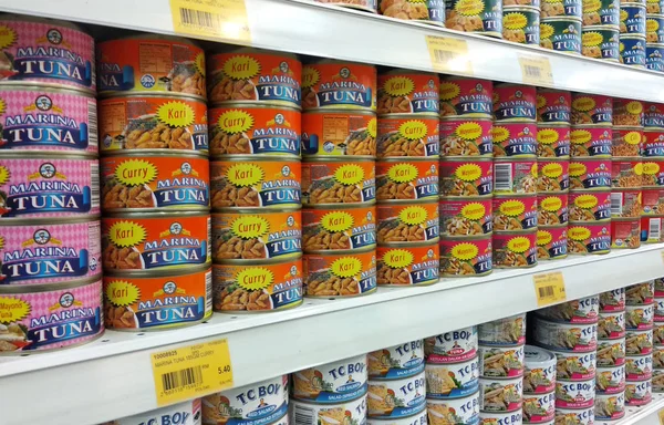 Kuala Lumpur, Malezya-04 Mart 2018: işlenmiş can gıda düzenlenmiş bir süpermarket ardından raf, türleri ve markalar. 