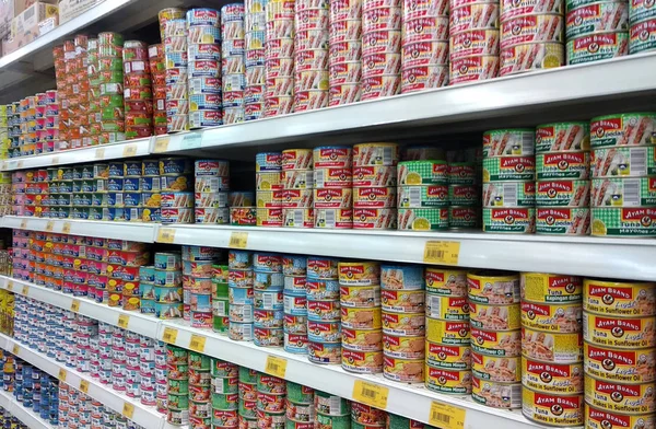 Kuala Lumpur, Malezya-04 Mart 2018: işlenmiş can gıda düzenlenmiş bir süpermarket ardından raf, türleri ve markalar. 