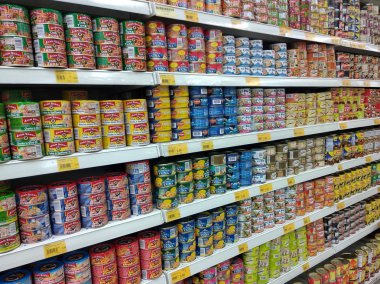 Kuala Lumpur, Malezya-04 Mart 2018: işlenmiş can gıda düzenlenmiş bir süpermarket ardından raf, türleri ve markalar. 