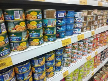 Kuala Lumpur, Malezya-04 Mart 2018: işlenmiş can gıda düzenlenmiş bir süpermarket ardından raf, türleri ve markalar. 