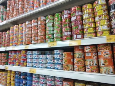 Kuala Lumpur, Malezya-04 Mart 2018: işlenmiş can gıda düzenlenmiş bir süpermarket ardından raf, türleri ve markalar. 