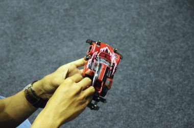 Kuala Lumpur, Malezya-6 Kasım 2018: Tamiya mini yarış arabası araba yarış rekabet için hazırlanıyor. Tamiya batarya yeti ile Japon yapılan mini yarış arabası var. 20 ' li erken popüler.