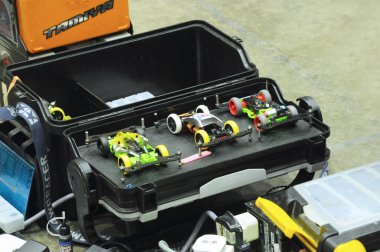 Kuala Lumpur, Malezya-6 Kasım 2018: Tamiya mini yarış arabası araba yarış rekabet için hazırlanıyor. Tamiya batarya yeti ile Japon yapılan mini yarış arabası var. 20 ' li erken popüler.