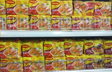 Kuala Lumpur, Malezya-2 Eylül 2018: bir ticari paket anlık erişte türleri düzenlenmesi. Satılık ekran süpermarket raflarında yığılmış.