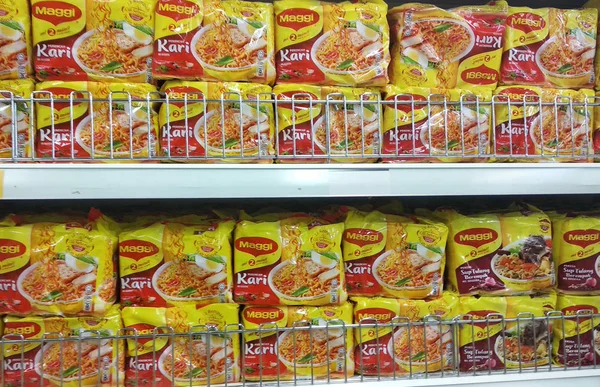 Kuala Lumpur, Malezya-2 Eylül 2018: bir ticari paket anlık erişte türleri düzenlenmesi. Satılık ekran süpermarket raflarında yığılmış.