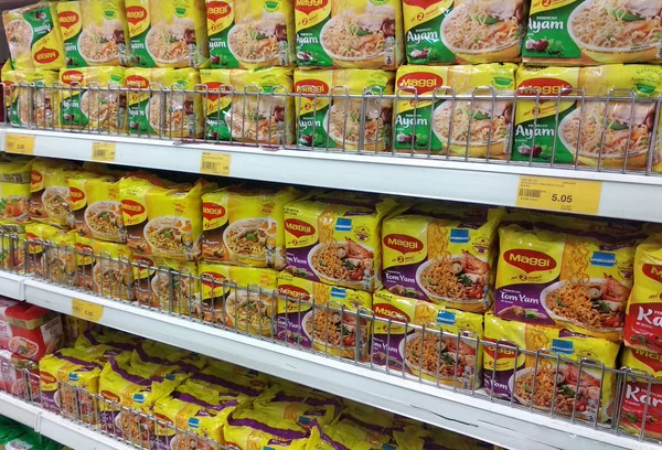 Kuala Lumpur, Malezya-2 Eylül 2018: bir ticari paket anlık erişte türleri düzenlenmesi. Satılık ekran süpermarket raflarında yığılmış.