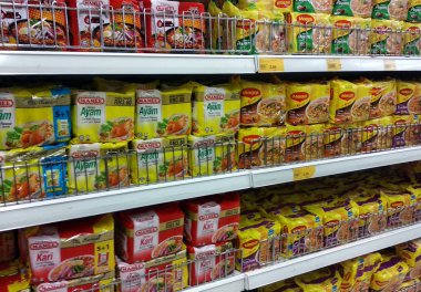 Kuala Lumpur, Malezya-2 Eylül 2018: bir ticari paket anlık erişte türleri düzenlenmesi. Satılık ekran süpermarket raflarında yığılmış.