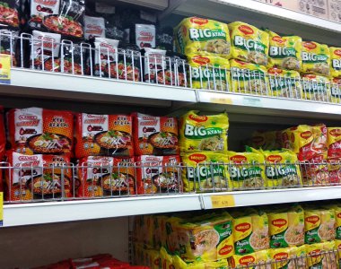 Kuala Lumpur, Malezya-2 Eylül 2018: bir ticari paket anlık erişte türleri düzenlenmesi. Satılık ekran süpermarket raflarında yığılmış.