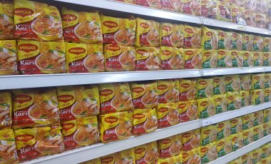 Kuala Lumpur, Malezya-2 Eylül 2018: bir ticari paket anlık erişte türleri düzenlenmesi. Satılık ekran süpermarket raflarında yığılmış.