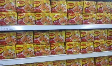 Kuala Lumpur, Malezya-2 Eylül 2018: bir ticari paket anlık erişte türleri düzenlenmesi. Satılık ekran süpermarket raflarında yığılmış.