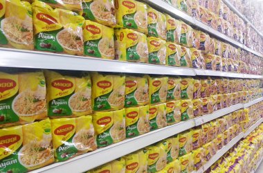 Kuala Lumpur, Malezya-2 Eylül 2018: bir ticari paket anlık erişte türleri düzenlenmesi. Satılık ekran süpermarket raflarında yığılmış.