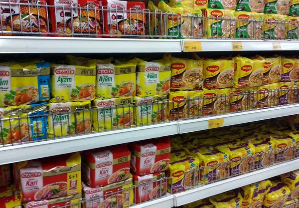 Kuala Lumpur, Malezya-2 Eylül 2018: bir ticari paket anlık erişte türleri düzenlenmesi. Satılık ekran süpermarket raflarında yığılmış.