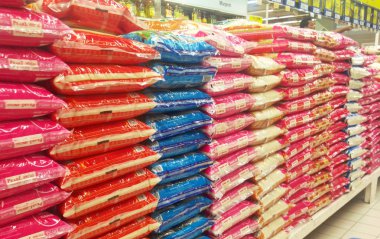 Kuala Lumpur, Malezya-2 Eylül 2018: pirinç plastik ambalaj içinde Satılık süpermarket içinde yığılmış. Çeşitli tip ve fiyat