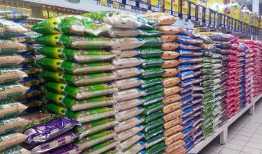 Kuala Lumpur, Malezya-2 Eylül 2018: pirinç plastik ambalaj içinde Satılık süpermarket içinde yığılmış. Çeşitli tip ve fiyat