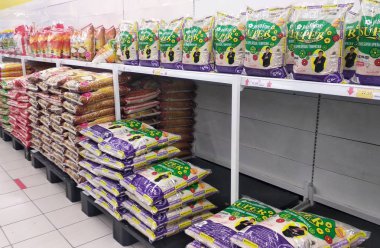 Kuala Lumpur, Malezya-2 Eylül 2018: pirinç plastik ambalaj içinde Satılık süpermarket içinde yığılmış. Çeşitli tip ve fiyat