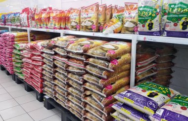 Kuala Lumpur, Malezya-2 Eylül 2018: pirinç plastik ambalaj içinde Satılık süpermarket içinde yığılmış. Çeşitli tip ve fiyat